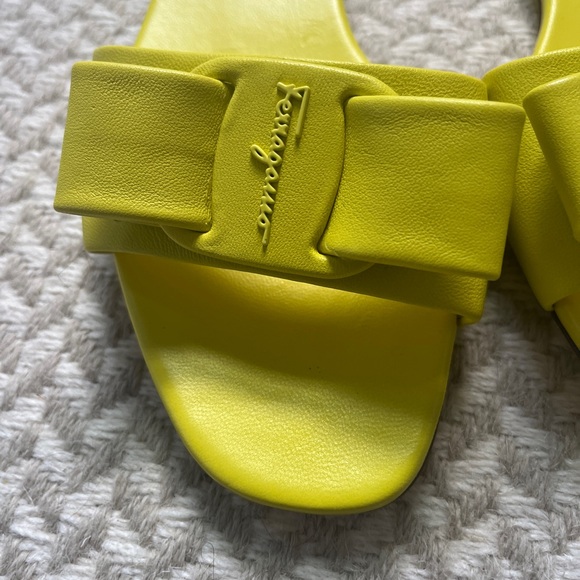 Ferragamo yellow leather slides. Size 38 - Picture 3 of 6